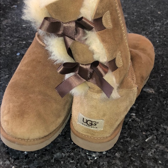 Bailey Bow Tan Uggs - Picture 2 of 5